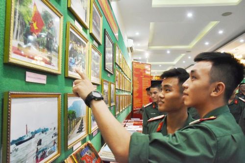 Triển lãm ảnh 'Lực lượng vũng trang Quân khu 7 – 50 năm thực hiện Di chúc của Chủ tịch Hồ Chí Minh'