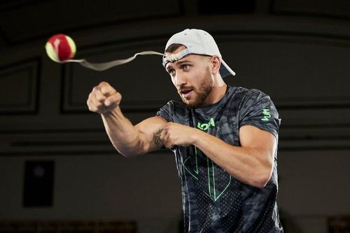 Quyền Anh: Luyện quyền với bóng quần, Lomachenko khiến Nhà thi đấu O2 (London) náo loạn