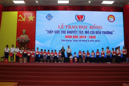 Tiền Giang: 417 trẻ khuyết tật, mồ côi được tiếp sức đến trường
