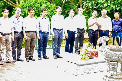 Dâng hương tại Khu Di tích lịch sử Bộ Ngoại giao tại Tuyên Quang
