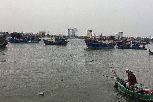Cứu nạn khẩn cấp 14 ngư dân Quảng Bình cgặp nạn trên biển giữa cơn bão