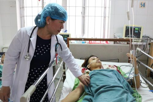 Bị thanh sắt đâm xuyên đốt sống cổ, thanh niên thoát chết trong gang tấc