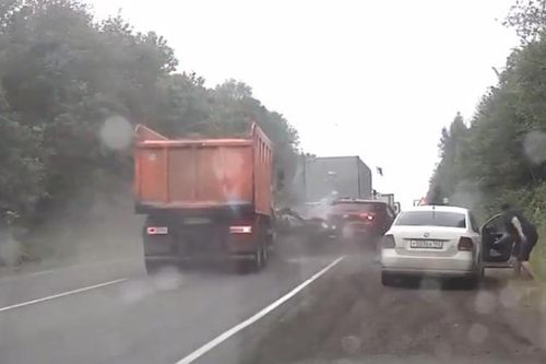 Cố gắng 'hò hét', cảnh sát vẫn không thể ngăn tai nạn liên hoàn