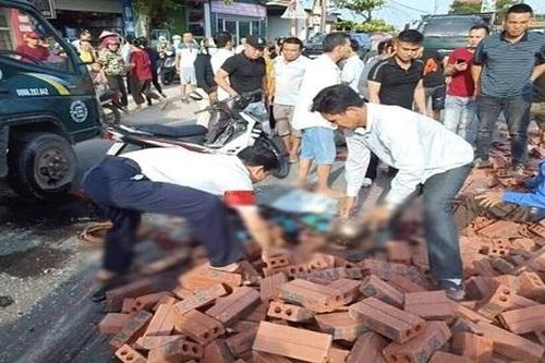Xe chở gạch lật đè lên xe máy, hai vợ chồng thương vong