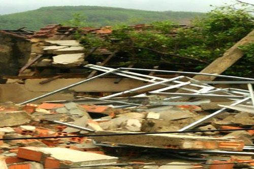 Hà Tĩnh: Bão áp sát, lốc xoáy làm tốc mái hàng chục nhà dân