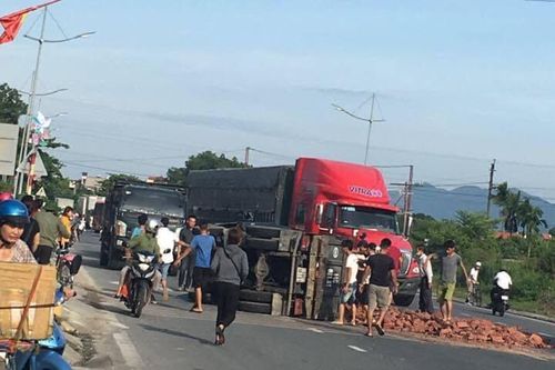Xe tải chở gạch lật đè xe máy, vợ chết, chồng bị thương nặng