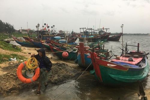 Tàu cá Quảng Bình hỏng máy, trôi ở vùng biển dự kiến tâm bão đi qua