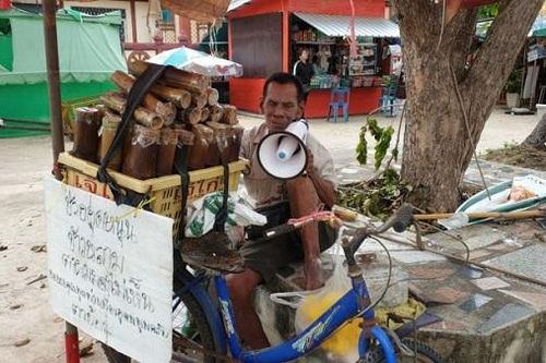 Người đàn ông mù 67 tuổi bán gạo nếp nuôi vợ bệnh tật