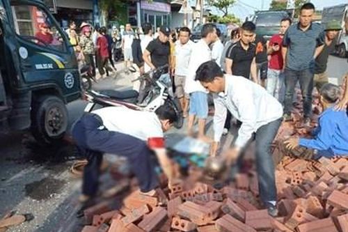 Xe tải chở gạch lật đè 2 vợ chồng cụ ông đi xe máy