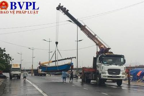 Tàu cá Quảng Bình cùng 15 thuyền viên trôi dạt khi bão số 4 đang ập đến