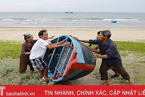 Người dân Hà Tĩnh khẩn trương triển khai ứng phó với bão Podul