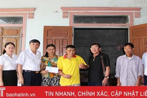 Điện lực Hà Tĩnh tặng quà gia đình các nạn nhân chất độc da cam