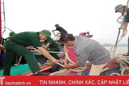 Bộ đội biên phòng, công an Hà Tĩnh giúp dân đối phó với bão số 4