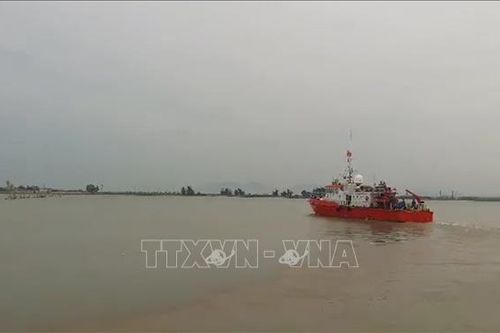 Khẩn cấp cứu nạn tàu cá Nghệ An cùng 16 ngư dân bị nạn trên biển
