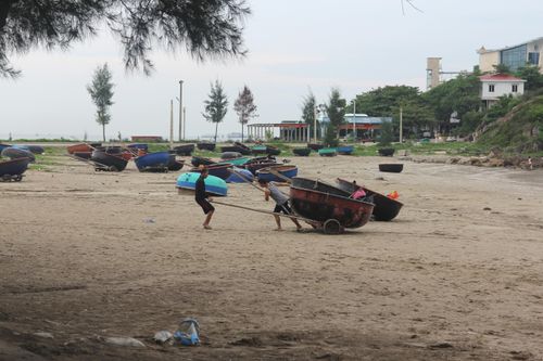 Bão số 4 tiến thẳng Nghệ An, ngư dân gấp rút đưa thuyền về trú tránh