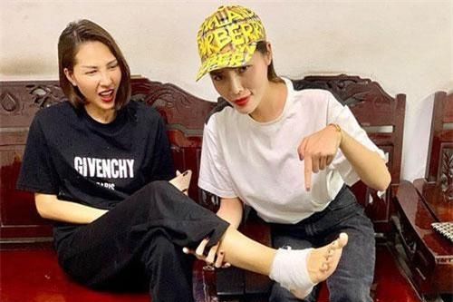 Minh Triệu trật chân băng bó, Kỳ Duyên bên cạnh chăm sóc còn nói một câu mà đau đến đâu cũng ấm lòng