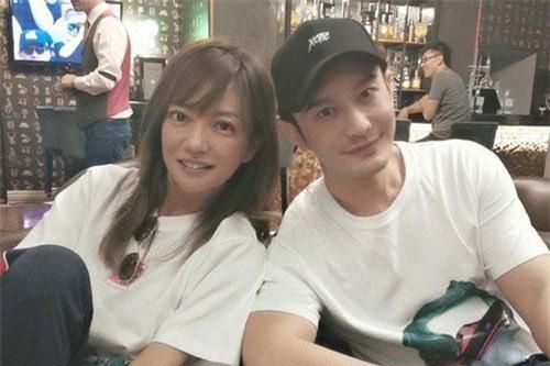 Triệu Vy - Huỳnh Hiểu Minh chụp selfie gợi lại cả một bầu trời thanh xuân từng có nhau