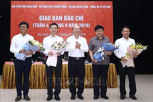 Bộ trưởng Bộ TT&TT Nguyễn Mạnh Hùng: Nhiều tờ báo chạy theo mạng xã hội, giật tít, câu view…
