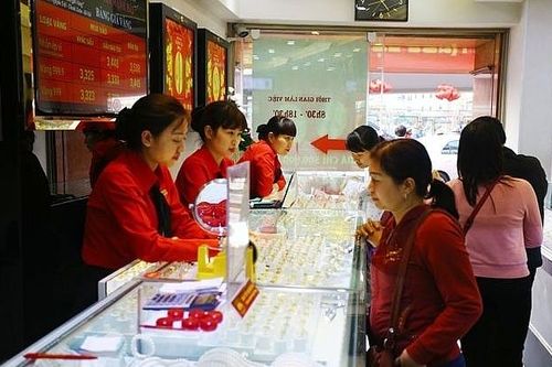 Lo ngại thương chiến kéo dài, giá vàng giữ đỉnh hơn 6 năm