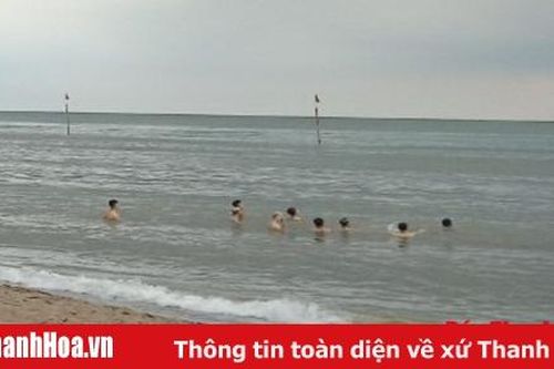 Sầm Sơn có thông báo cấm biển, nhiều du khách vẫn 'vô tư' tắm biển