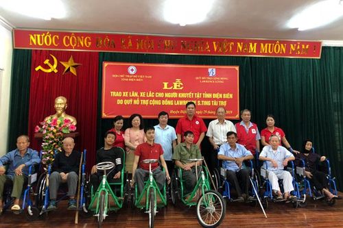 Trao 150 xe lăn, xe lắc cho người khuyết tật tỉnh Điện Biên