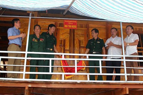 Trao tặng 2 nhà tình nghĩa cho gia đình chính sách