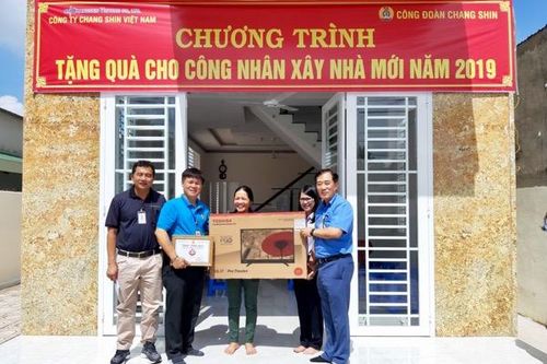 Tặng quà cho 4 gia đình công nhân vừa xây được nhà mới