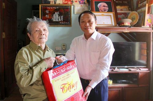 Thăm, tặng quà người có công