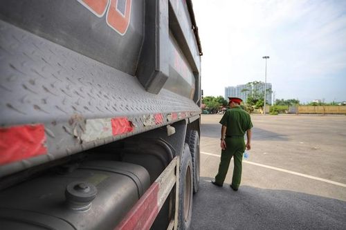 Xe tải không giấy phép vi phạm nhiều lỗi bị xử phạt gần 60 triệu đồng