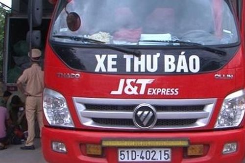 Xe phát chuyển nhanh 'nhận thêm' lô hàng lậu trị giá 500 triệu