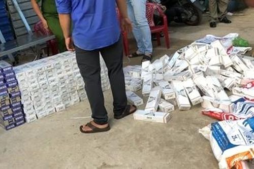 Dùng xe buýt chở thuốc lá lậu