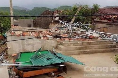 Giông lốc trước ngày bão đổ bộ đánh sập và tốc mái hơn 40 căn nhà
