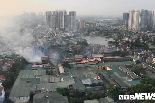Sau 12h cháy khủng khiếp ở Công ty Rạng Đông, khói đen vẫn âm ỉ bốc cao hàng chục mét