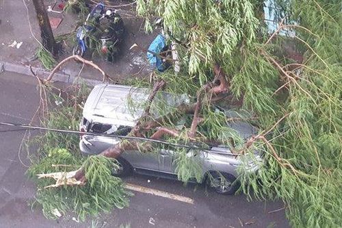 Giông lốc khủng khiếp ở Hà Nội khiến người đi đường hốt hoảng