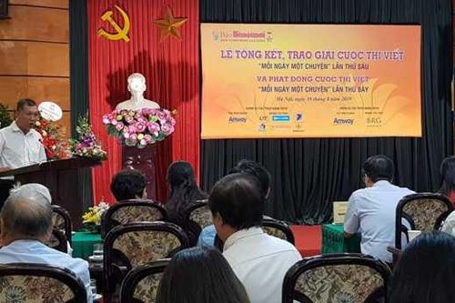 Độc giả 93 tuổi được Báo Hànôịmới trao giải cuộc thi viết 'Mỗi ngày một chuyện'