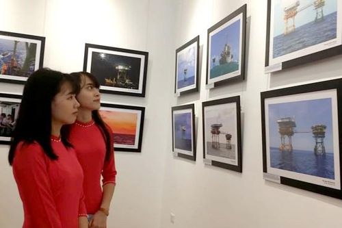 Trưng bày 100 bức ảnh về Trường Sa nơi đầu sóng