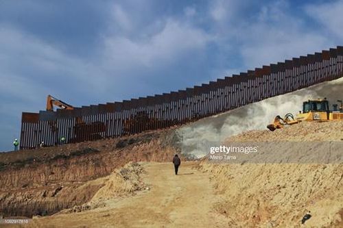 Cận cảnh bức tường biên giới Mexico - Mỹ của Tổng thống Donald Trump