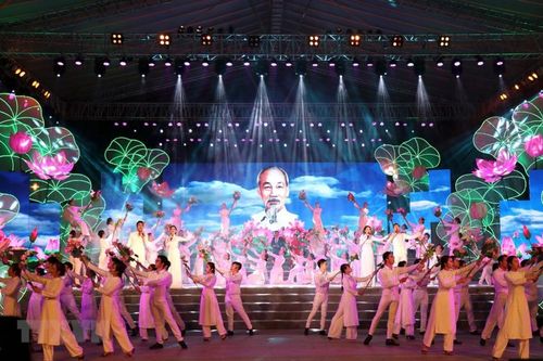 Hồ Chí Minh sáng mãi tên Người