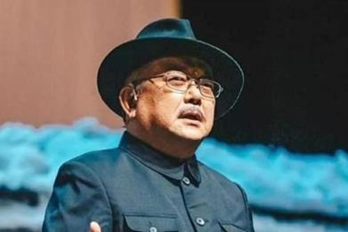 'Hòa Thân' Vương Cương 71 tuổi phải làm việc đến 4h sáng nuôi con nhỏ
