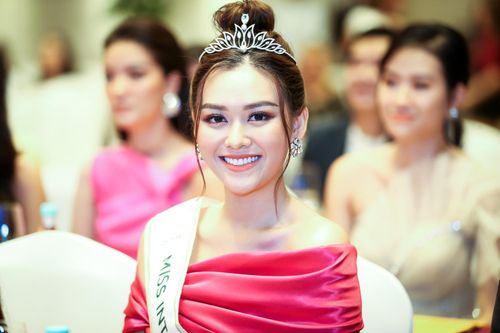 Lương Thùy Linh và dàn người đẹp mừng Tường San thi Hoa hậu Quốc tế