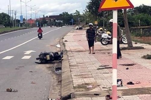Xe máy tông biển báo giao thông, 2 người tử vong