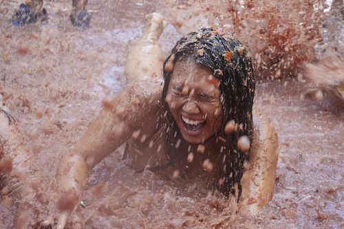 Cuộc chiến cà chua 'nhuộm đỏ' lễ hội Tây Ban Nha