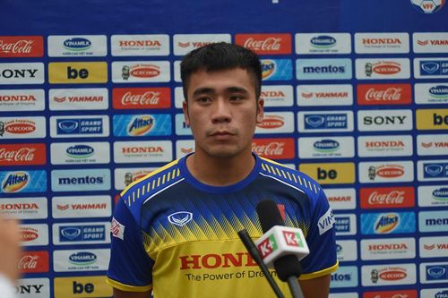 Sau màn chỉ trích phong độ của HLV, Hà Đức Chinh được đồng đội an ủi