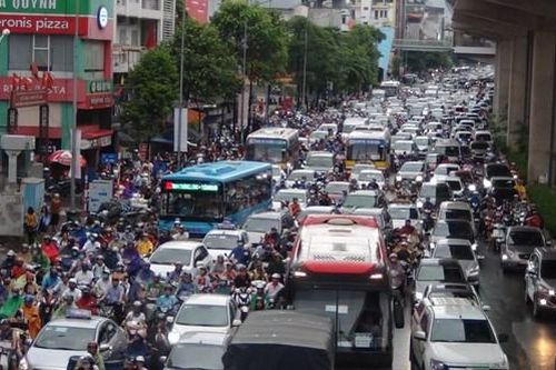 Hà Nội: Người dân bắt đầu nghỉ lễ, nhiều tuyến đường cửa ngõ tắc cứng