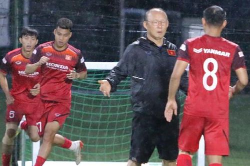 Đội tuyển Việt Nam: Tiền vệ Hùng Dũng chỉ ra bất lợi của Thái Lan