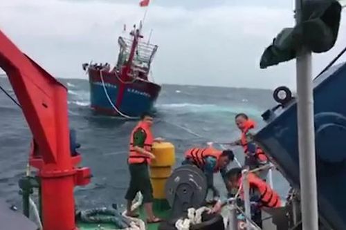 Lai dắt tàu cá bị hỏng máy cùng 16 ngư dân vào bờ an toàn