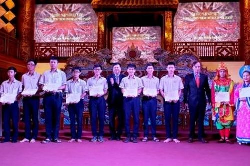 Trao học bổng Vallet cho 213 học sinh, sinh viên ưu tú Thừa Thiên - Huế