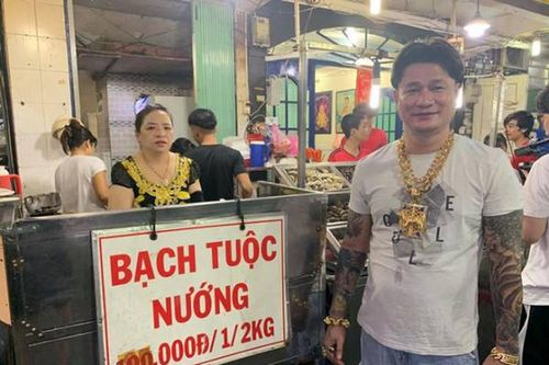 Đeo 100 lượng vàng đứng bán ốc, đôi vợ chồng bị nói cố tình làm màu