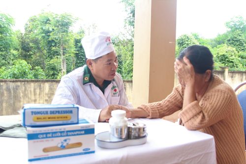 Khám bệnh, cấp thuốc miễn phí cho nhân dân vùng biên giới Gia Lai