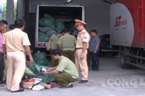 Bắt giữ 2 xe ô tô chuyển phát nhanh vận chuyển hàng nhập lậu